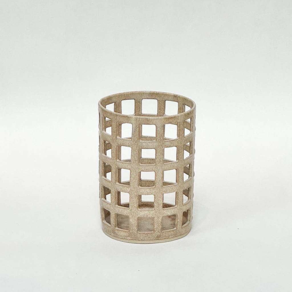 Keramik vase med gitter design til f.eks. køkkenredskaber i beige