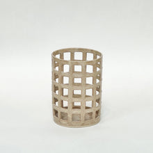 Keramik beholder med gitter design til f.eks. køkkenredskaber i beige