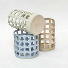 Keramik beholder med gitter design til f.eks. køkkenredskaber i farverne blå, beige og mint.