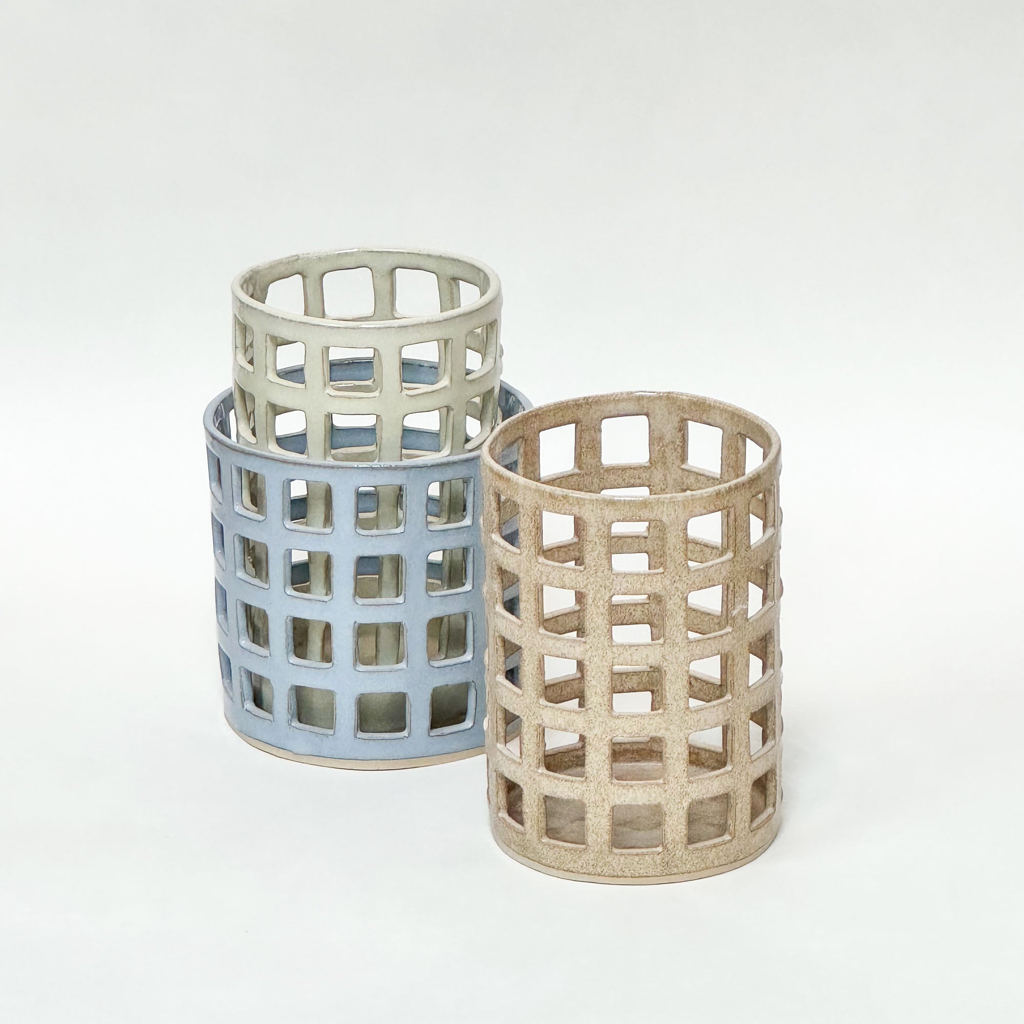 Keramik beholder med gitter design til f.eks. køkkenredskaber i farverne blå, beige og mint.