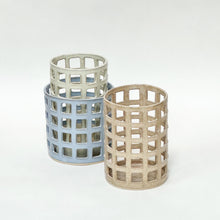 Keramik beholder med gitter design til f.eks. køkkenredskaber i farverne blå, beige og mint.