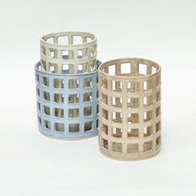 Keramik beholder med gitter design til f.eks. køkkenredskaber i farverne blå, beige og mint.