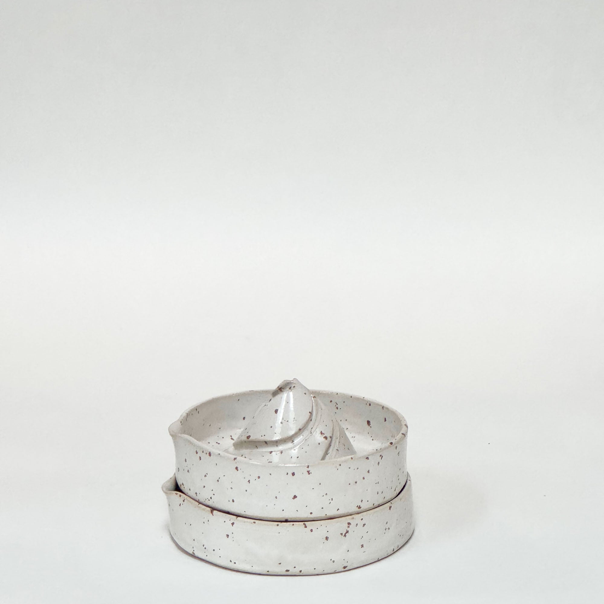Citronpresser i keramik i forskellige designs i lys prikket glasur.