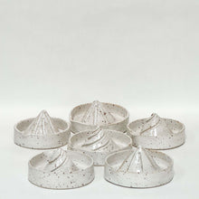 Citronpresser i keramik i forskellige designs i lys prikket glasur.