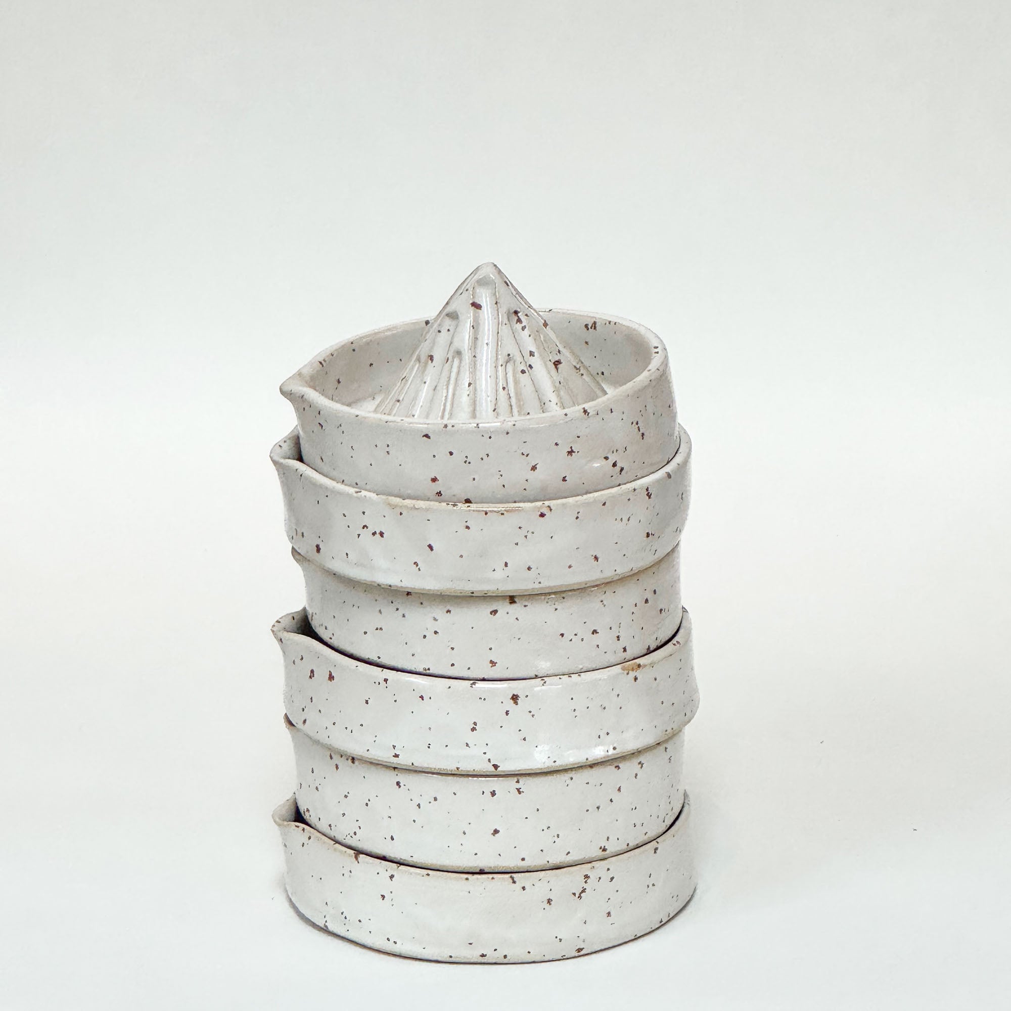Citronpresser i keramik i forskellige designs i lys prikket glasur.