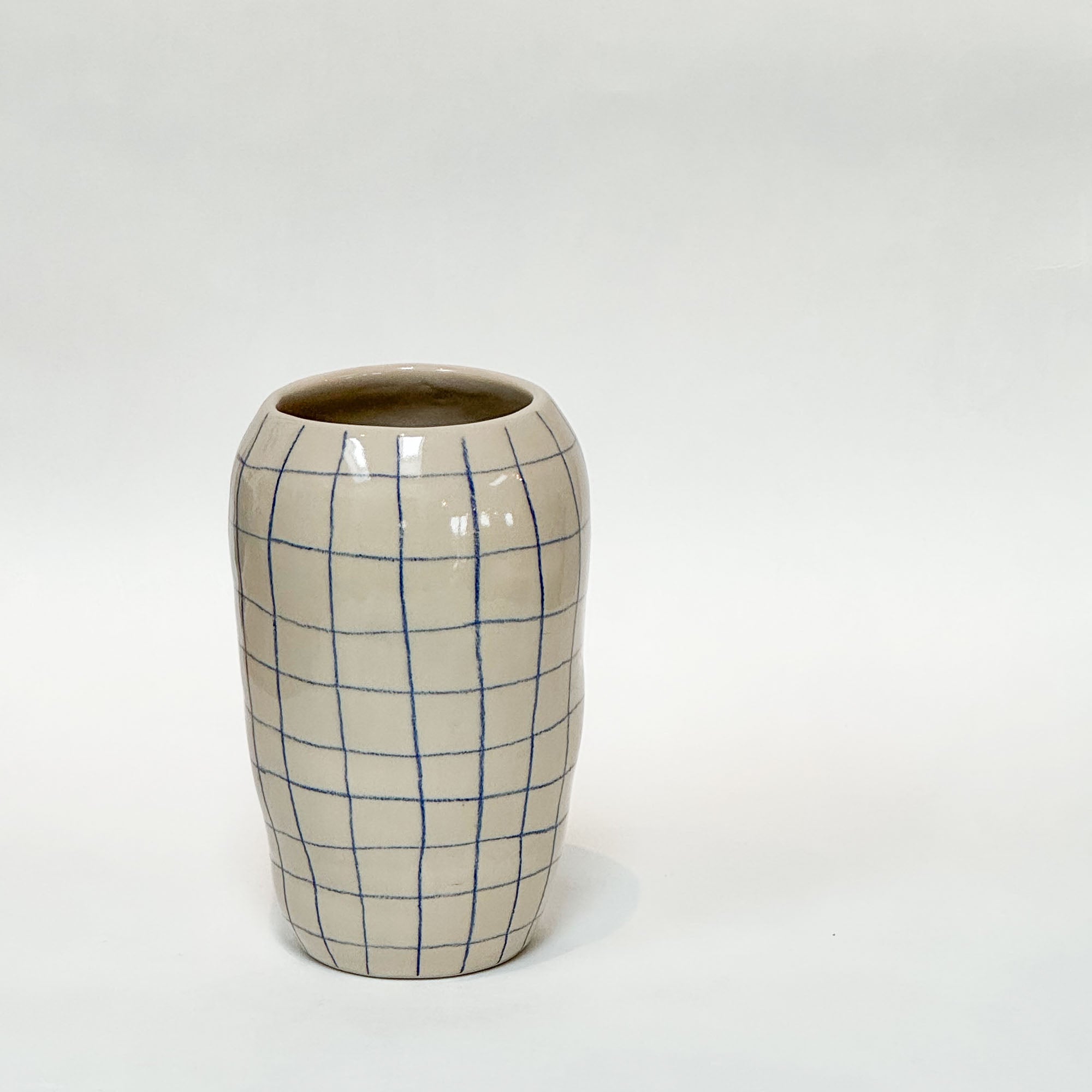 Håndlavet keramik vase med blå tern og blank glasur