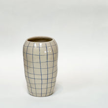 Håndlavet keramik vase med blå tern og blank glasur