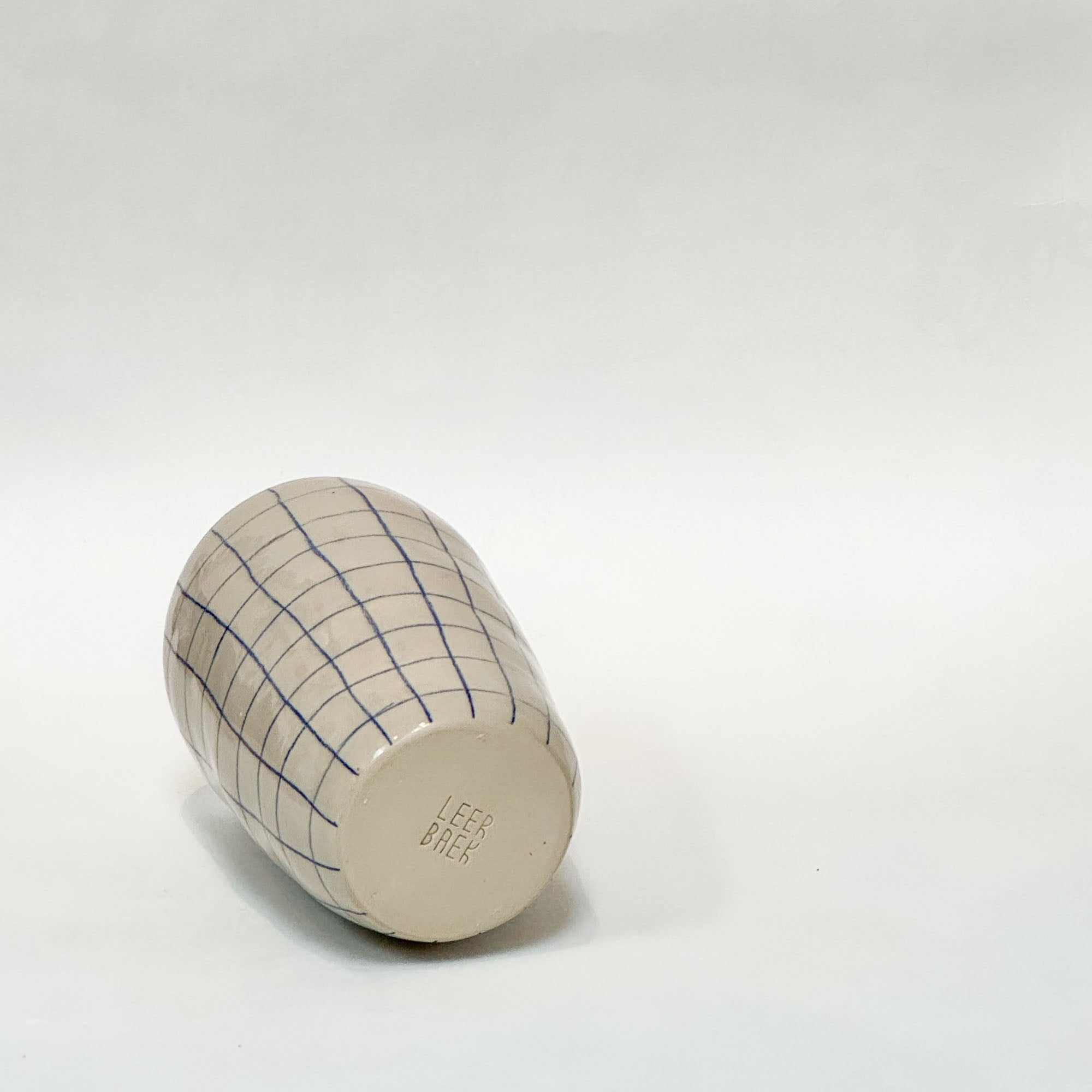 Håndlavet keramik vase med blå tern og blank glasur, inklusiv LEEABAEK stempel