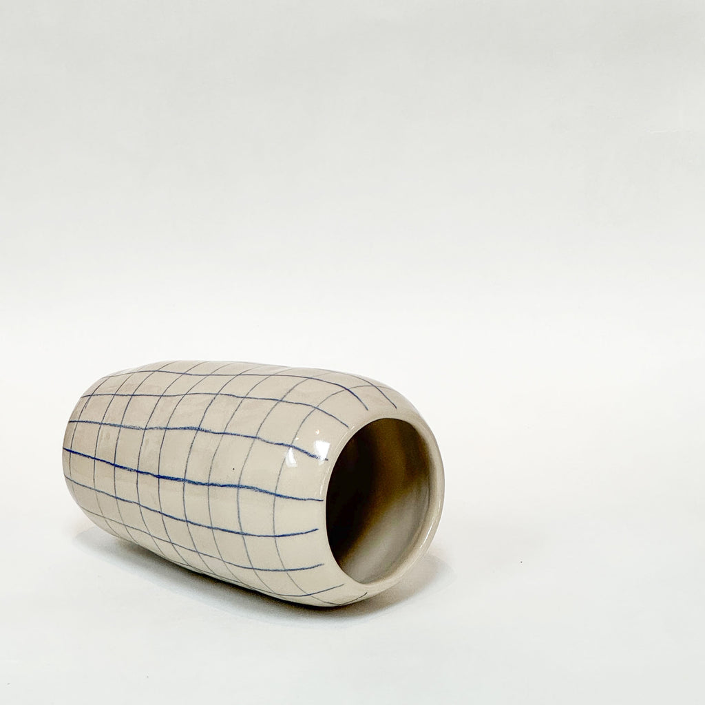Håndlavet keramik vase med blå tern og blank glasur