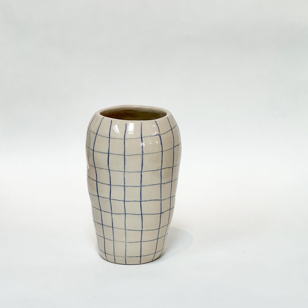 Håndlavet keramik vase med blå tern og blank glasur