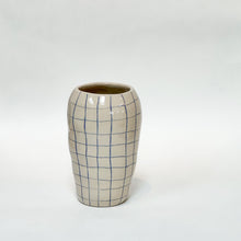 Håndlavet keramik vase med blå tern og blank glasur