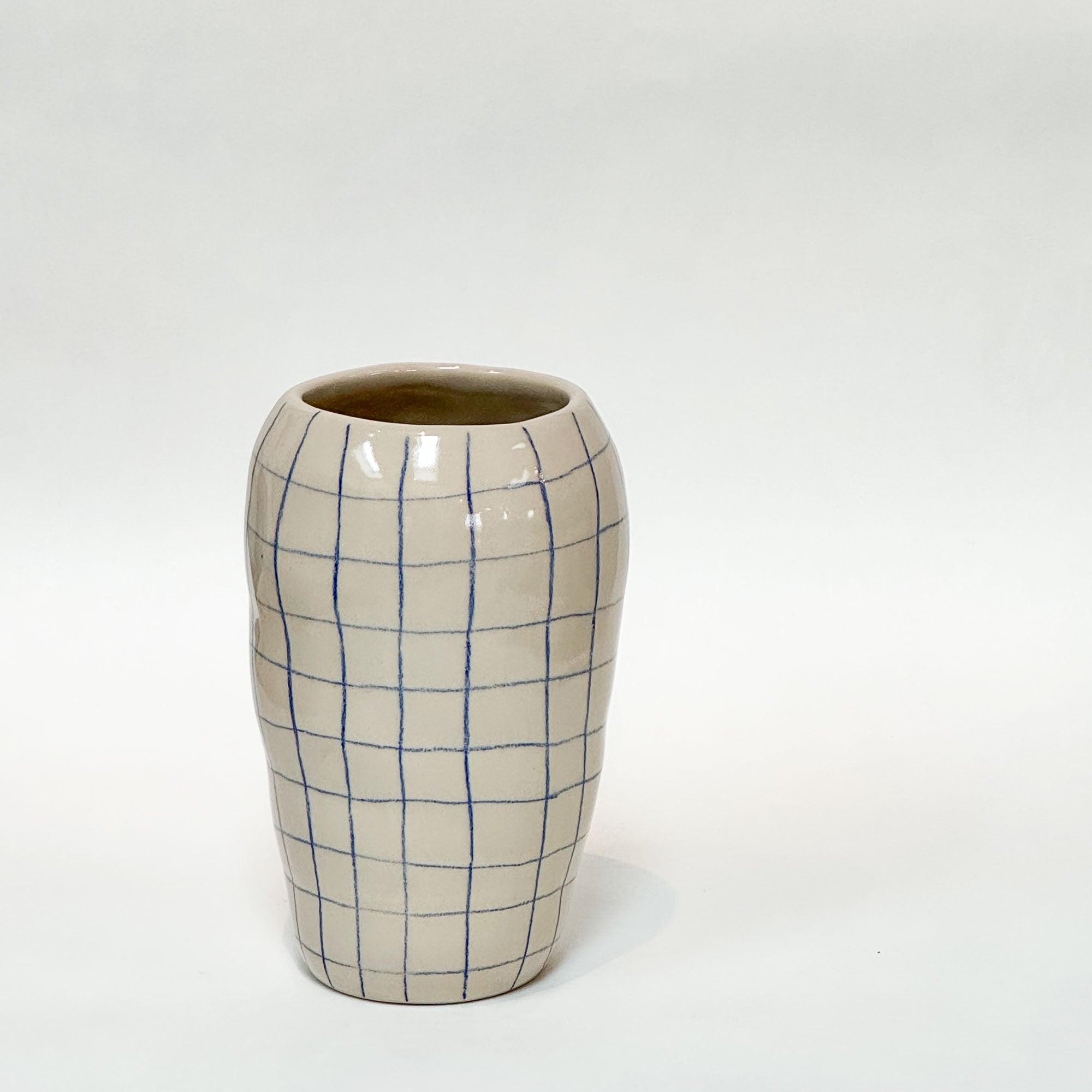 Håndlavet keramik vase med blå tern og blank glasur
