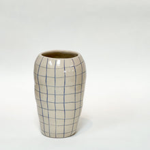 Håndlavet keramik vase med blå tern og blank glasur