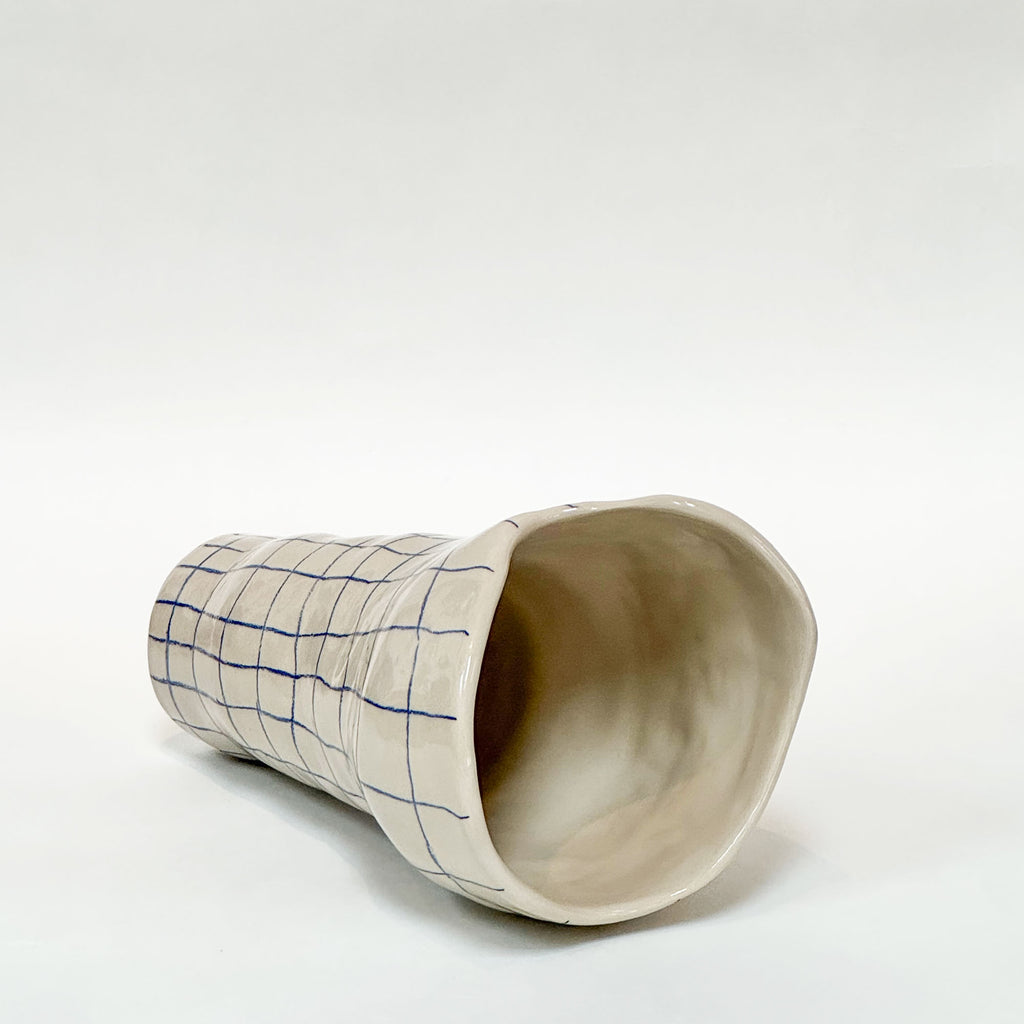 Håndlavet organisk og skulpturel keramik vase med blå tern og blank glasur