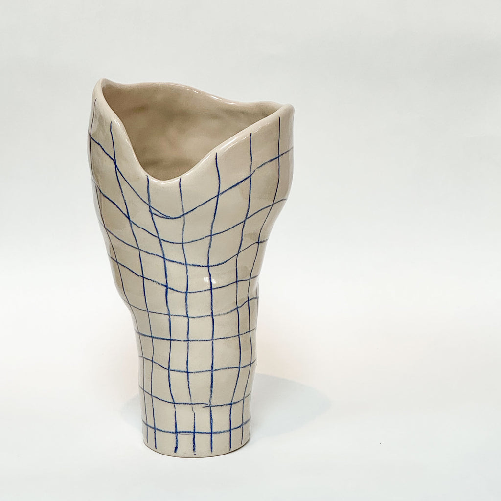 Håndlavet organisk og skulpturel keramik vase med blå tern og blank glasur
