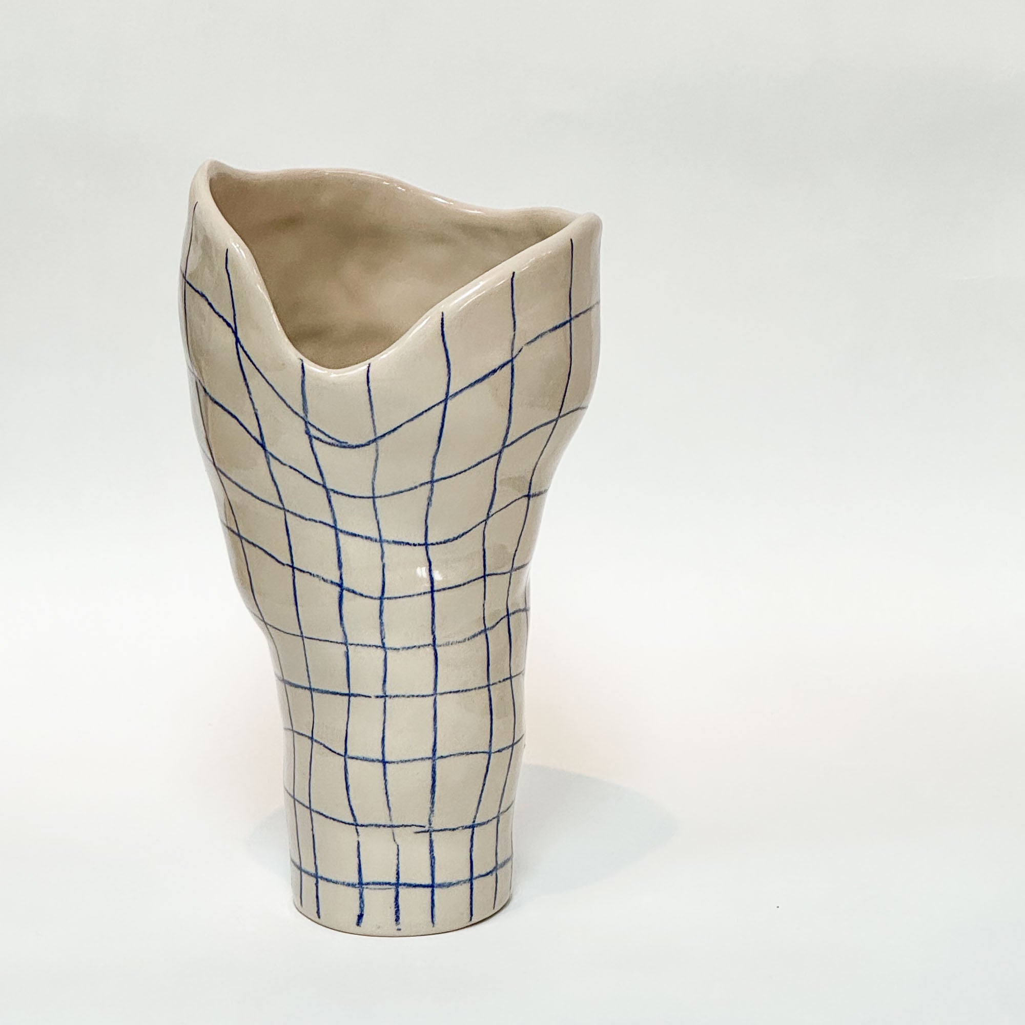 Håndlavet organisk og skulpturel keramik vase med blå tern og blank glasur