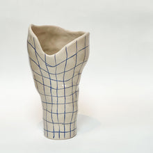 Håndlavet organisk og skulpturel keramik vase med blå tern og blank glasur