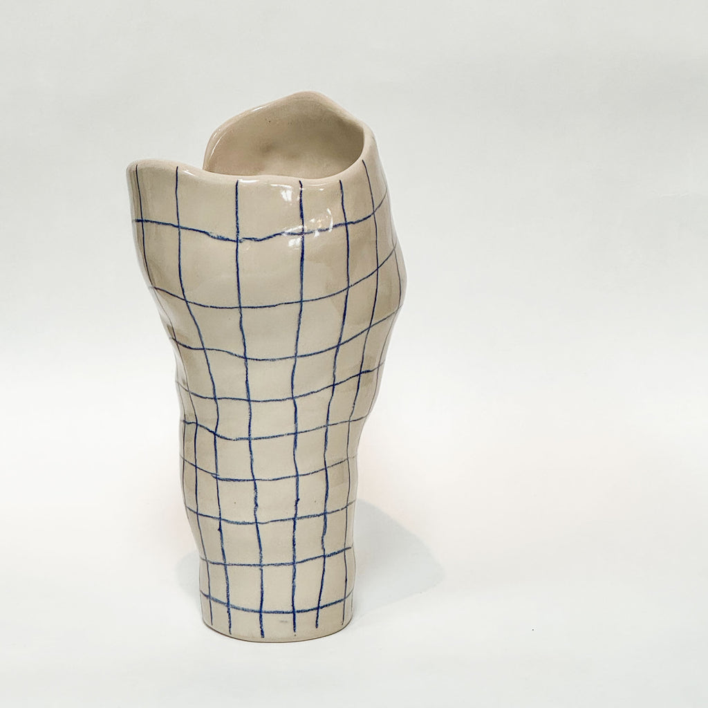 Håndlavet organisk og skulpturel keramik vase med blå tern og blank glasur