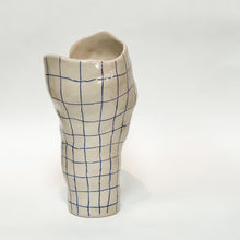 Håndlavet organisk og skulpturel keramik vase med blå tern og blank glasur