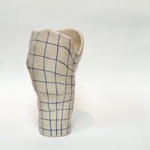 Håndlavet organisk og skulpturel keramik vase med blå tern og blank glasur