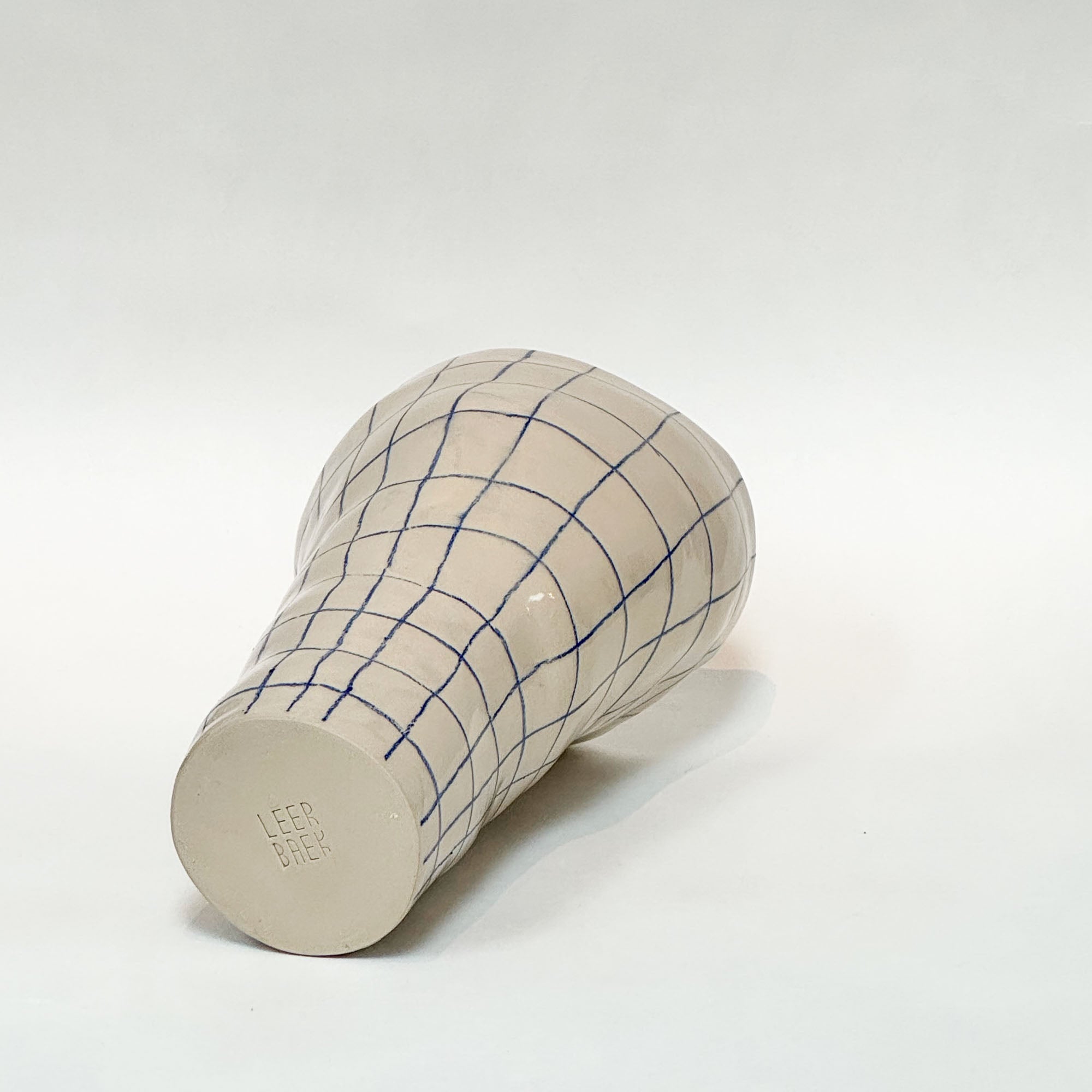 Håndlavet organisk og skulpturel keramik vase med blå tern og blank glasur, inklusiv LLEBAEK stempel