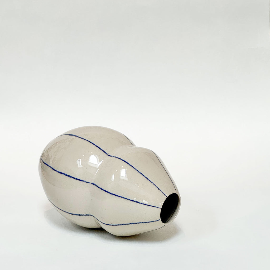 Lille håndlavet skulpturel keramik vase med blå striber og blank glasur