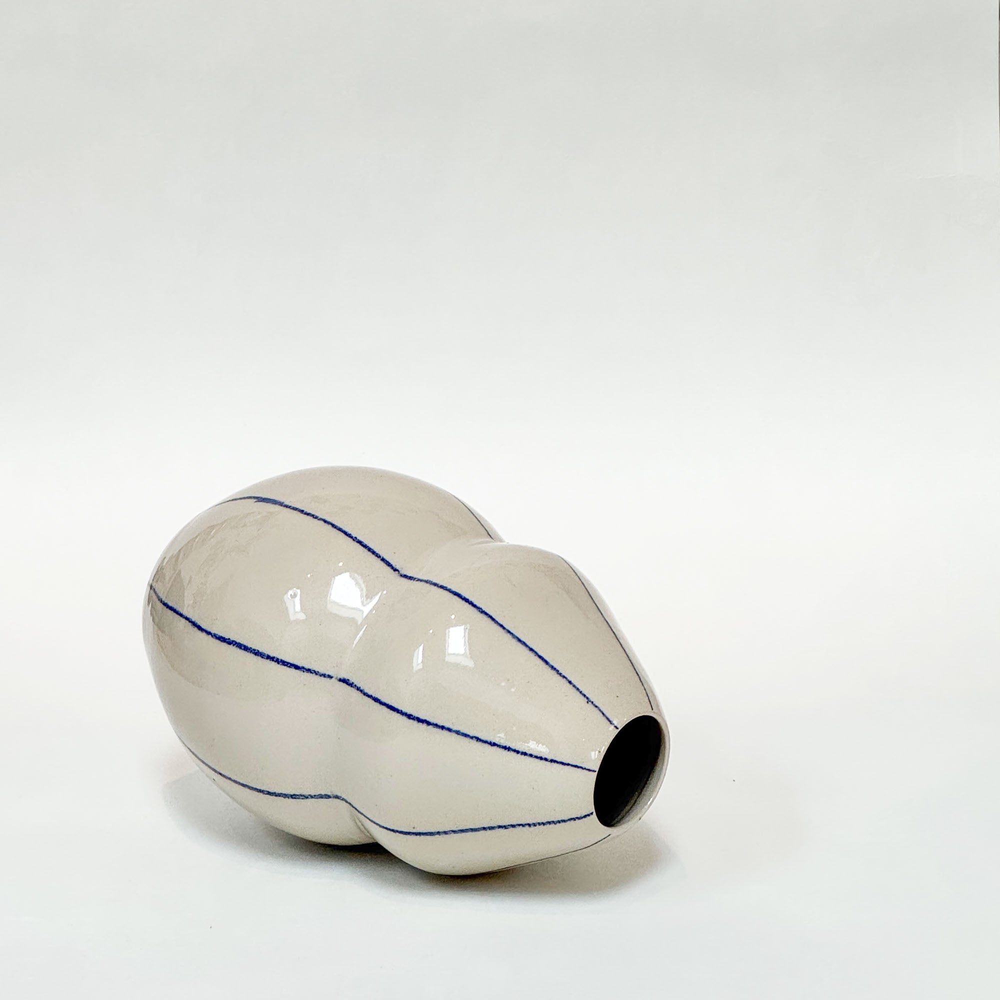 Lille håndlavet skulpturel keramik vase med blå striber og blank glasur