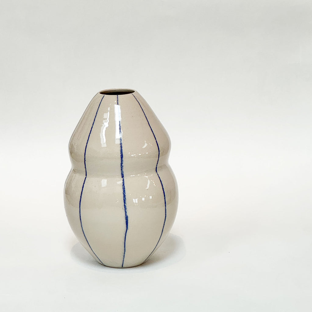 Lille håndlavet skulpturel keramik vase med blå striber og blank glasur