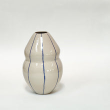 Lille håndlavet skulpturel keramik vase med blå striber og blank glasur