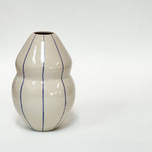 Lille håndlavet skulpturel keramik vase med blå striber og blank glasur