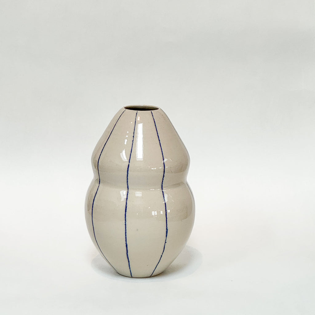 Lille håndlavet skulpturel keramik vase med blå striber og blank glasur