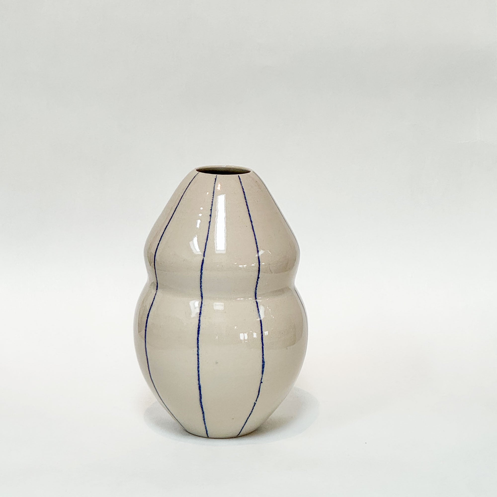 Lille håndlavet skulpturel keramik vase med blå striber og blank glasur