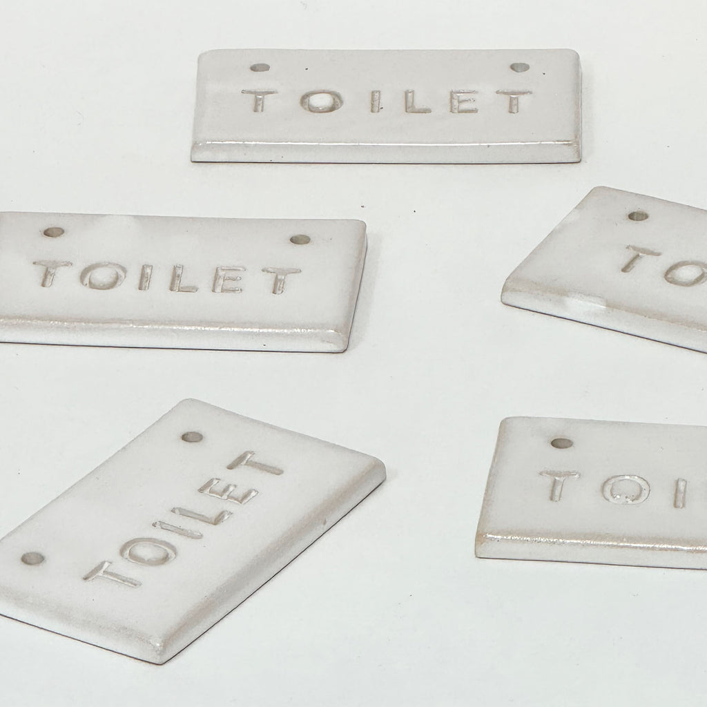 Håndlavet toilet skilt i keramik i hvid blank glasur