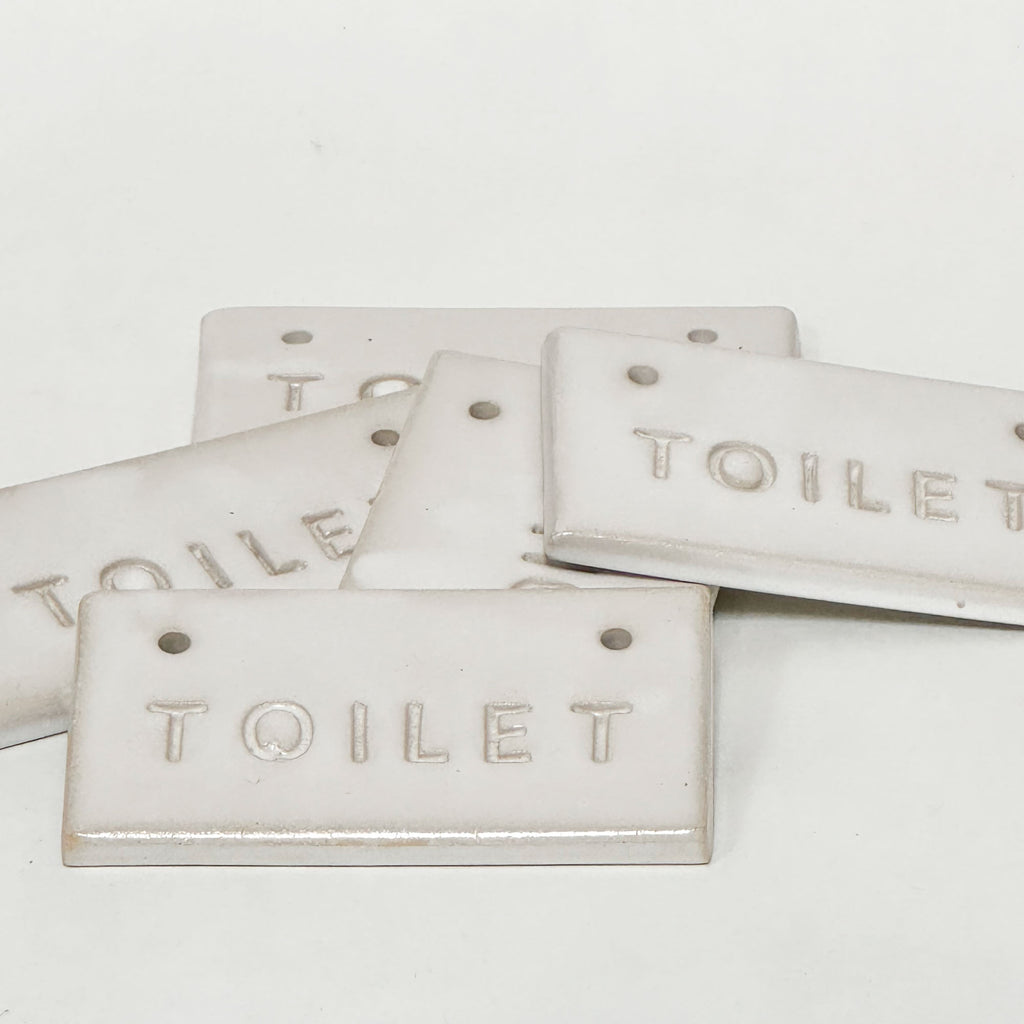 Håndlavet toilet skilt i keramik i hvid blank glasur
