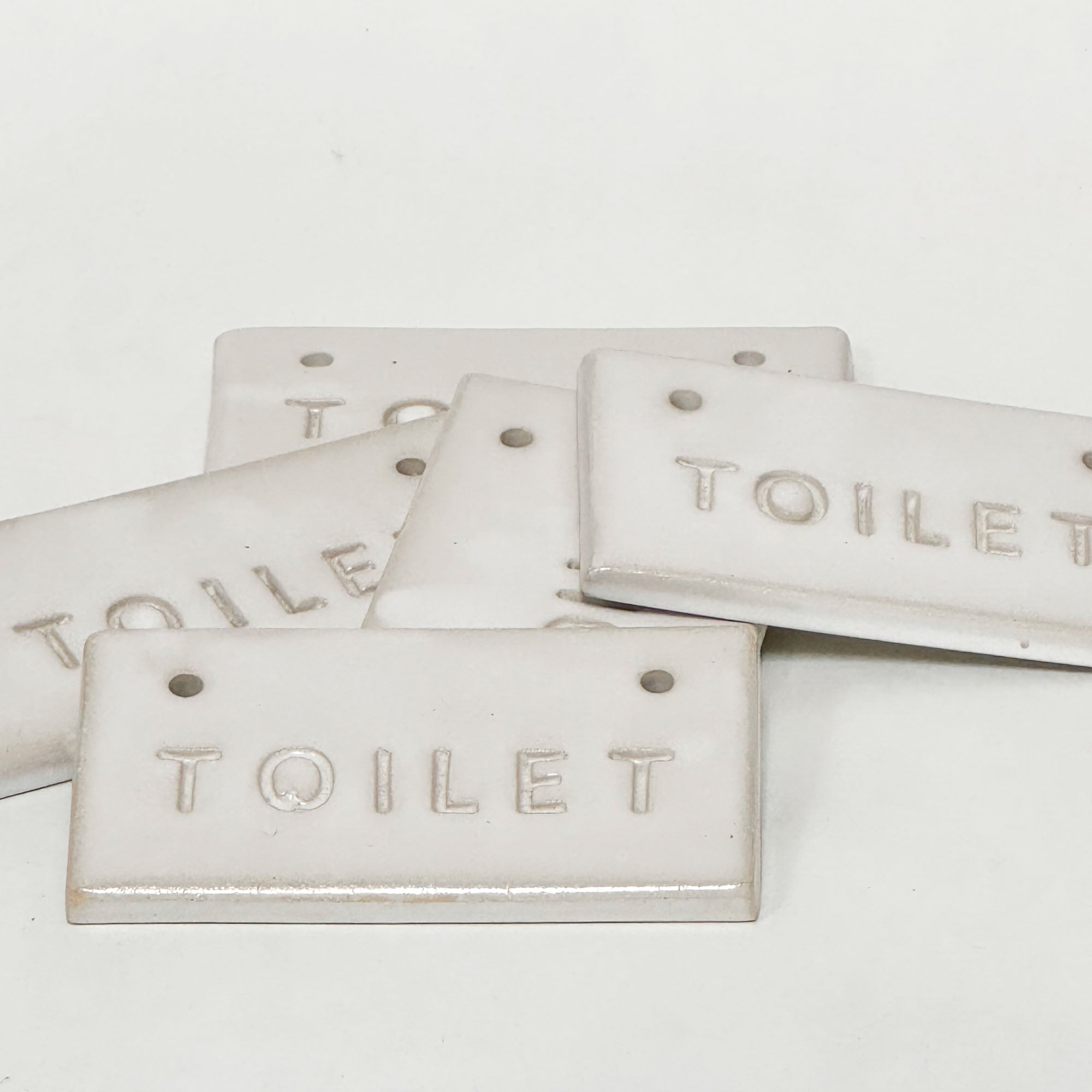 Håndlavet toilet skilt i keramik i hvid blank glasur