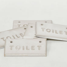 Håndlavet toilet skilt i keramik i hvid blank glasur