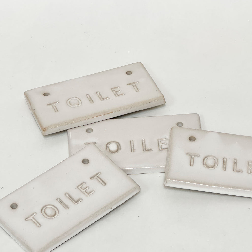 Håndlavet toilet skilt i keramik i hvid blank glasur
