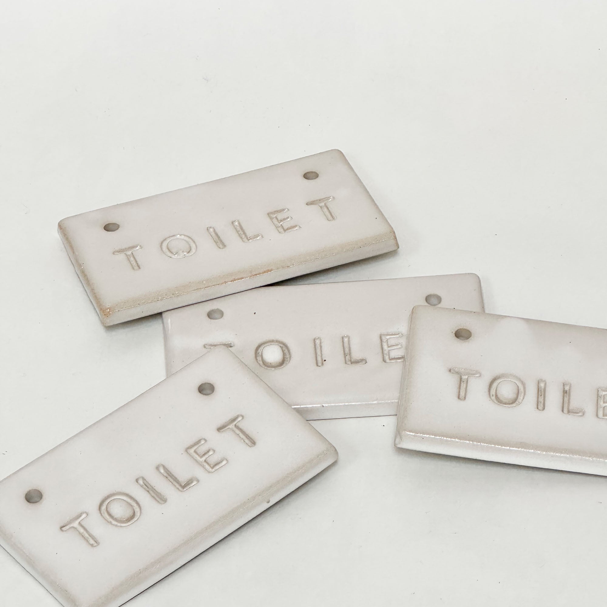 Håndlavet toilet skilt i keramik i hvid blank glasur