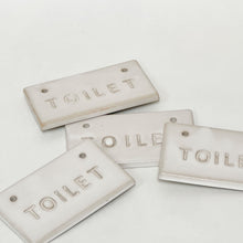 Håndlavet toilet skilt i keramik i hvid blank glasur