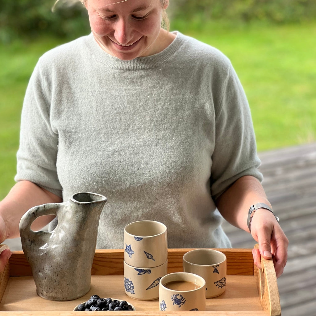 Ida Leerbaek med håndlavede keramik produkter, keramikkande og keramikkopper.