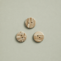 3 Keramik knapper i beige og brun på grøn baggrund