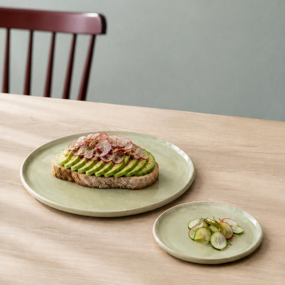 2 keramik tallerkener lysegrøn med avokadomad og snack