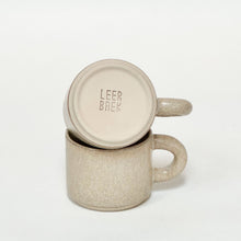 Håndlavede keramikkopper med rund hank i beige og blank glasur, inklusiv LEEABAEK stempel.