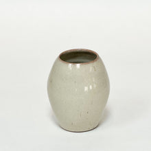 Hånddrejet skulpturel vase i beige blank glasur