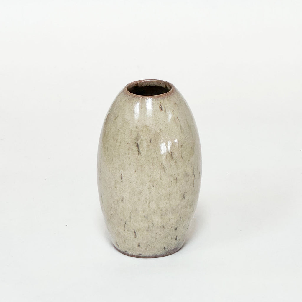 Hånddrejet skulpturel vase i beige blank glasur