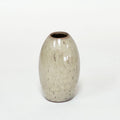 Hånddrejet skulpturel vase i beige blank glasur