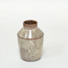 Hånddrejet skulpturel vase i beige blank glasur