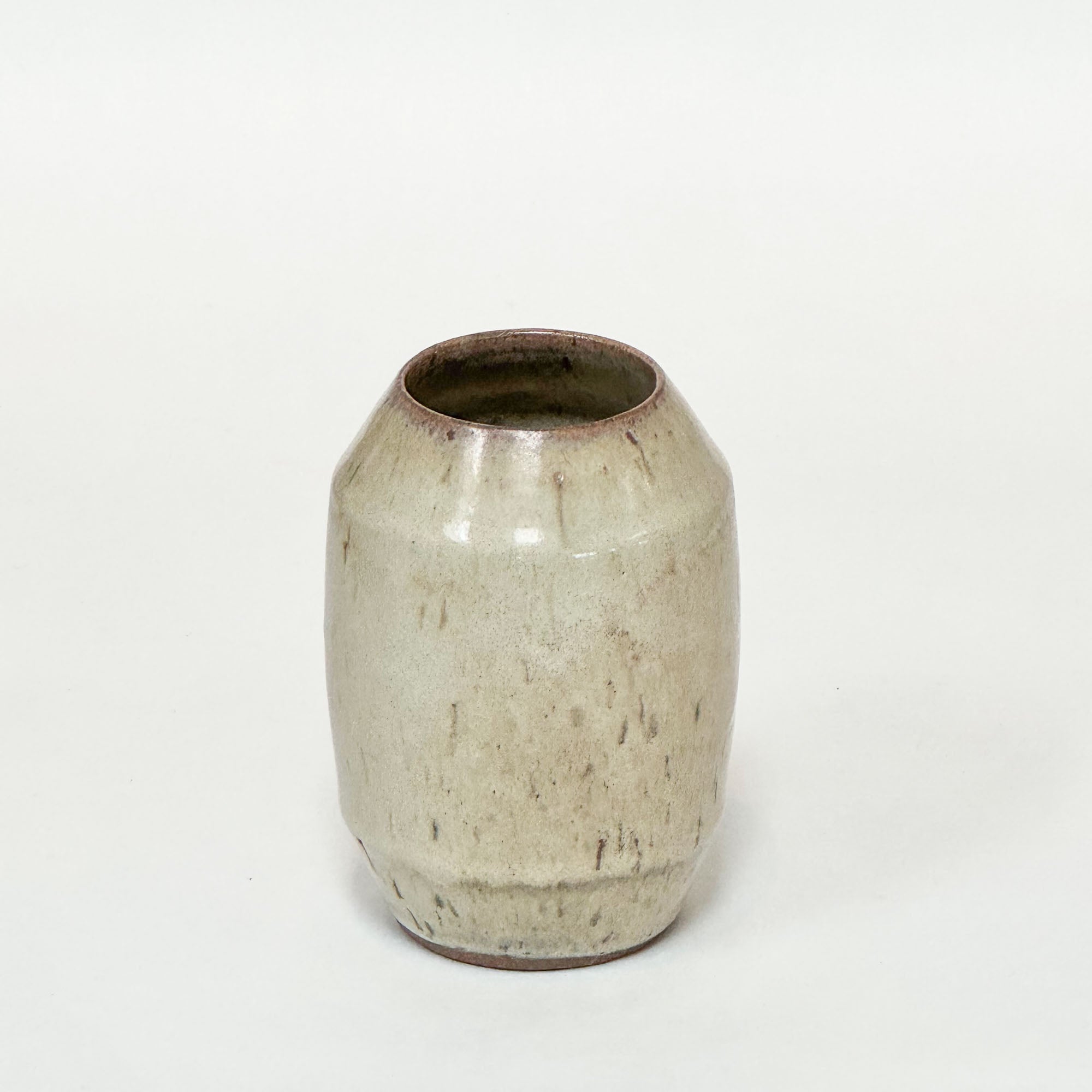 Hånddrejet skulpturel vase i beige blank glasur