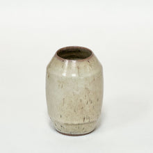 Hånddrejet skulpturel vase i beige blank glasur