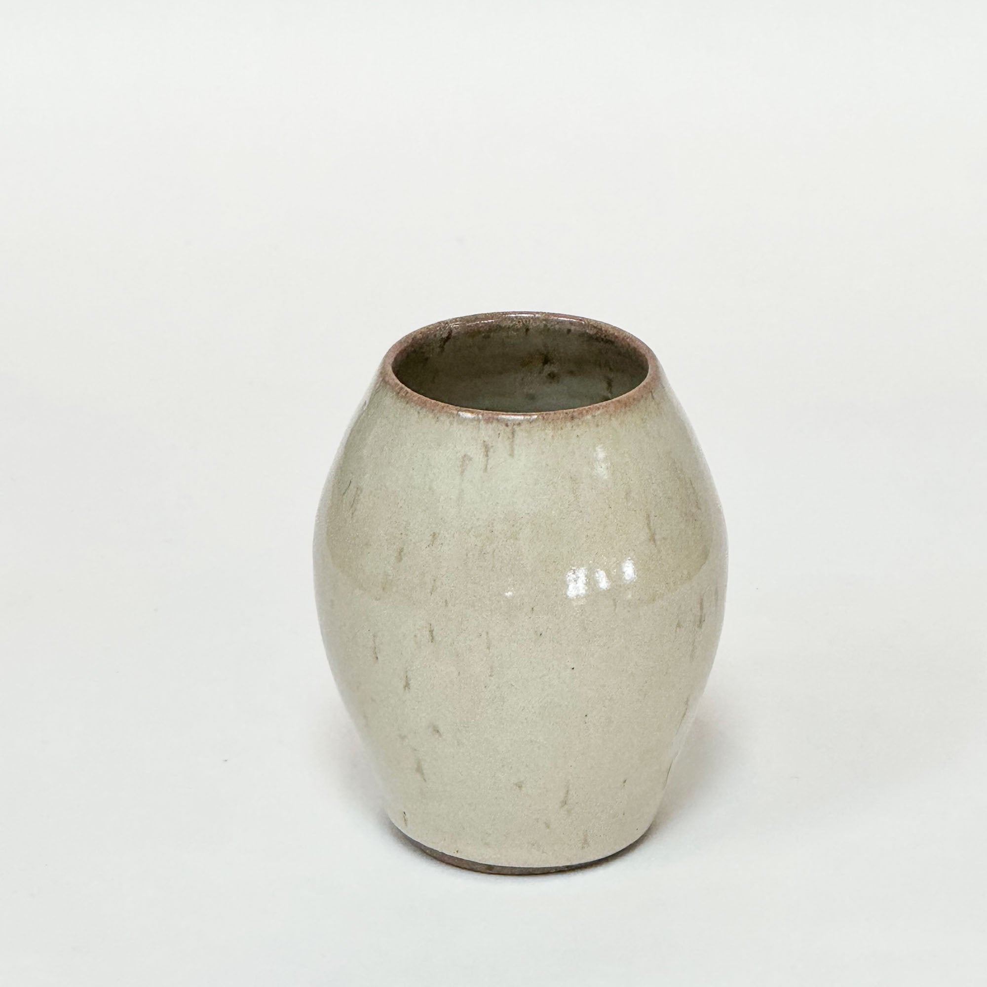 Hånddrejet skulpturel vase i beige blank glasur
